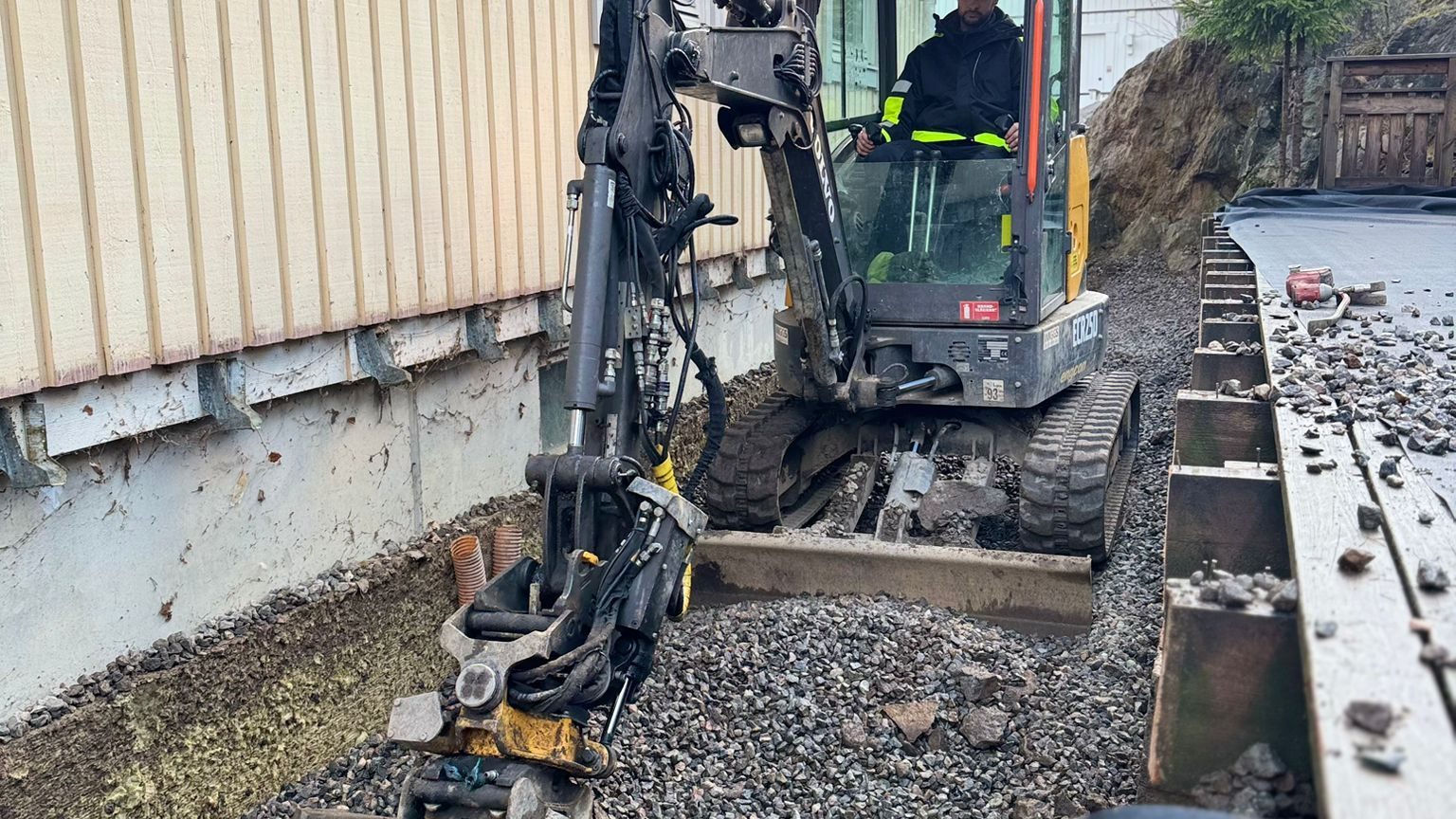 grävmaskin under arbete vid dränering