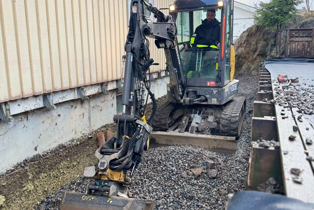 grävmaskin under arbete vid dränering