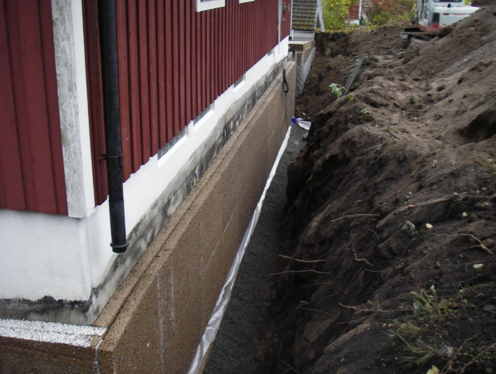 Dränering av källargrund med Isodränskivor monterade längs husgrunden och schaktad mark intill huset